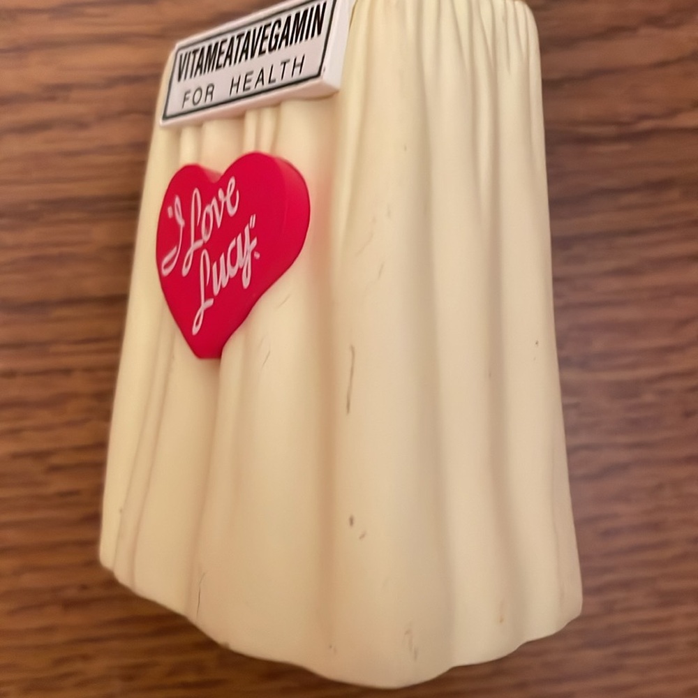 Hallmark Ornament 2001 I Love Lucy Does A TV Commercial Vitameatavegamin - Picture 10 of 11